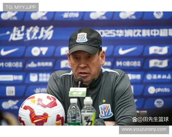 申花主帅斯卢茨基现场观战德约科维奇比赛享受偷闲时光